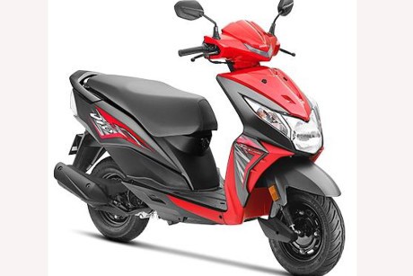 Giữ vị trí “ngôi vương”  xe tay ga giá rẻ nhất cho phái mạnh là Honda Dio, xe được phân phối tại Ấn Độ với 5 màu sắc cùng giá bán chỉ từ 49.132 INR (khoảng 13 triệu đồng).